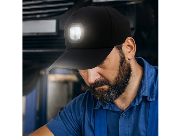 CZAPKA Z DASZKIEM Z OŚWIETLENIEM LED