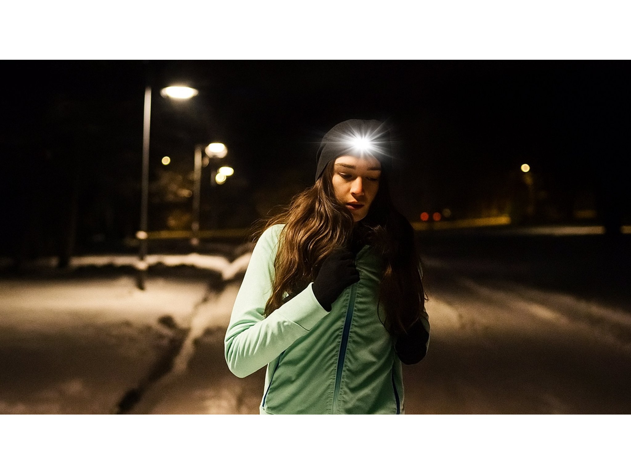 CZAPKA ZIMOWA Z LAMPKĄ LED - czarny